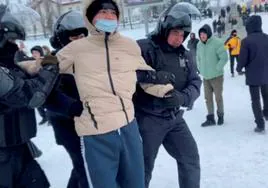 Agentes se llevan a uno de los participantes en las protestas del viernes en Ufá.