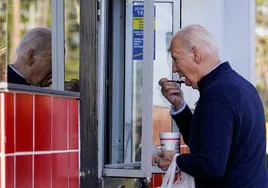 Biden disfruta de un helado en un establecimiento de comida rápida