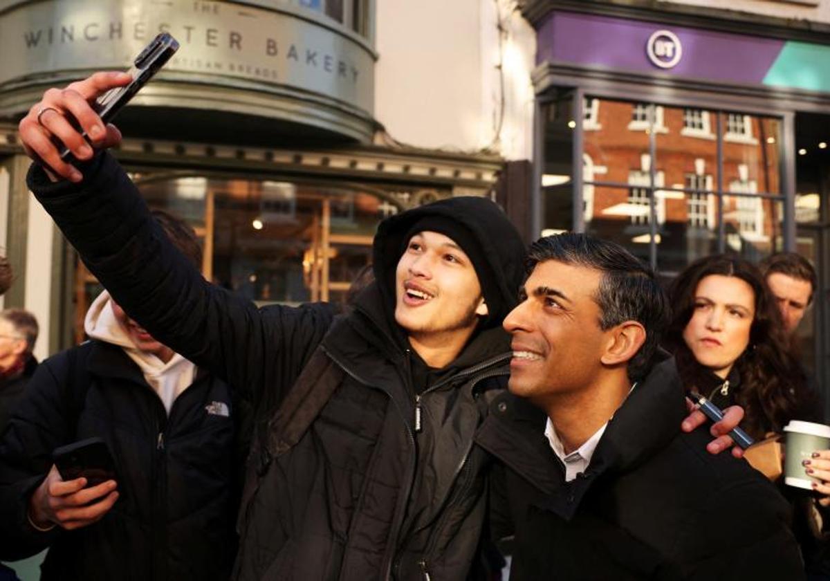 El primer ministro británico, Rishi Sunak, se fotografía con un simpatizante durante una visita a la localidad de Winchester.