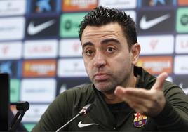 Xavi Hernández atiende a los medios el día antes de medirse al Betis.