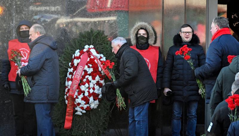 Miembros del Partido Comunista Ruso depositan flores en el mausoleo del fundador del estado soviético, Vladímir Lenin.