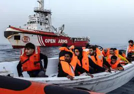 El barco de Open Arms asiste a un grupo de inmigrantes.