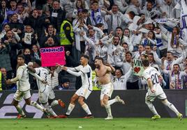 Celebración desatada de los jugadores del Madrid tras el gol de Carvajal.