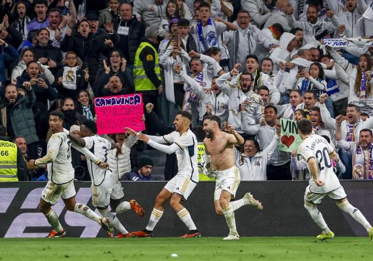 Celebración desatada de los jugadores del Madrid tras el gol de Carvajal.