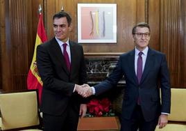 El presidente del Gobierno, Pedro Sánchez, junto al líder del Partido Popular, Alberto Núñez Feijóo.