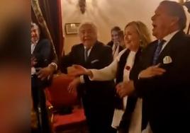 Hillary Clinton baila La Macarena junto con Los del Río