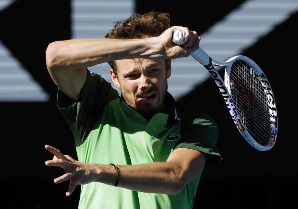 Daniil Medvedev golpea la bola durante su partido ante Nuno Borges.