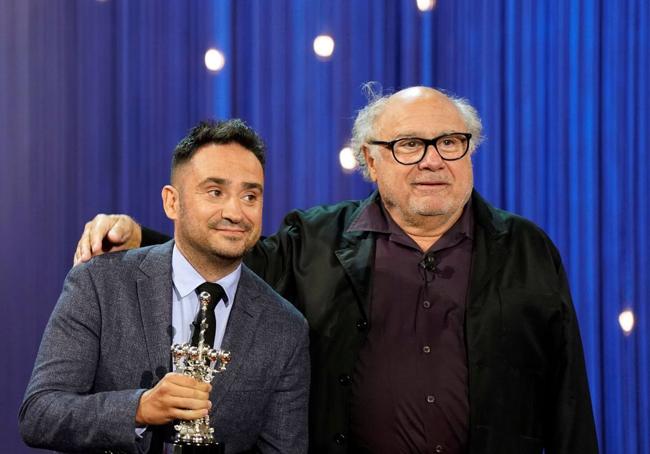 Bayona entregó el Premio Donostia a Danny DeVito en 2018.