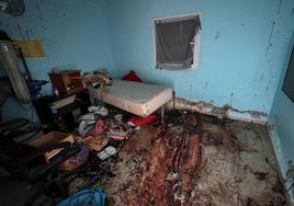 Una de las habitaciones donde entraron los milicianos de Hamás en el kibutz Nir Oz durante los ataques del 7 de octubre.