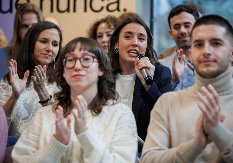 Irene Montero, acompañada de Ione Belarra, presenta su candidatura a las europeas de junio.