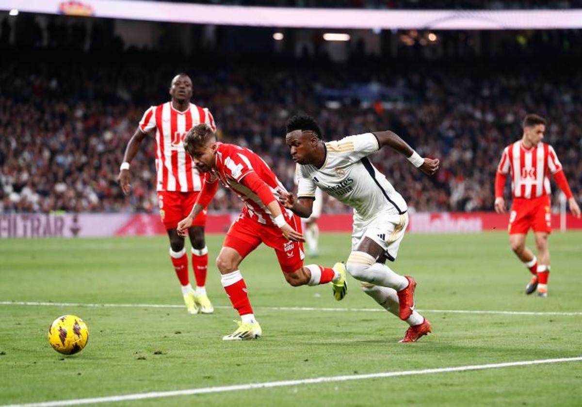 Vinicius y Pozo, antes del codazo del delantero del Real Madrid al jugador del Almería.