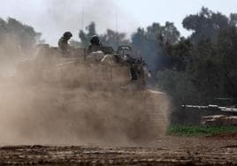 Soldados israelíes circulan en un blindado en la frontera con la Franja de Gaza cerca de Khan Yunis.