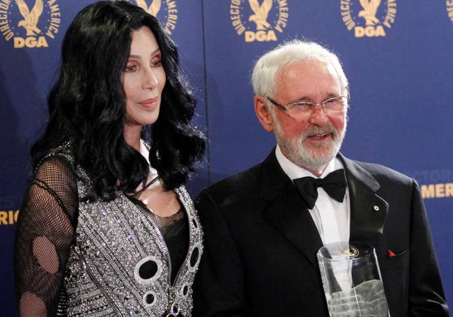 Norman Jewison junto a Cher, protagonista premiada de 'Hechizo de luna', su último gran éxito.