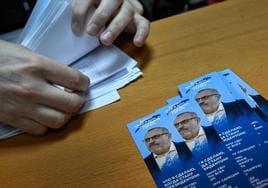 Un activista calcula las firmas en apoyo de Borís Nadezhdin en su sede de campaña en Moscú.