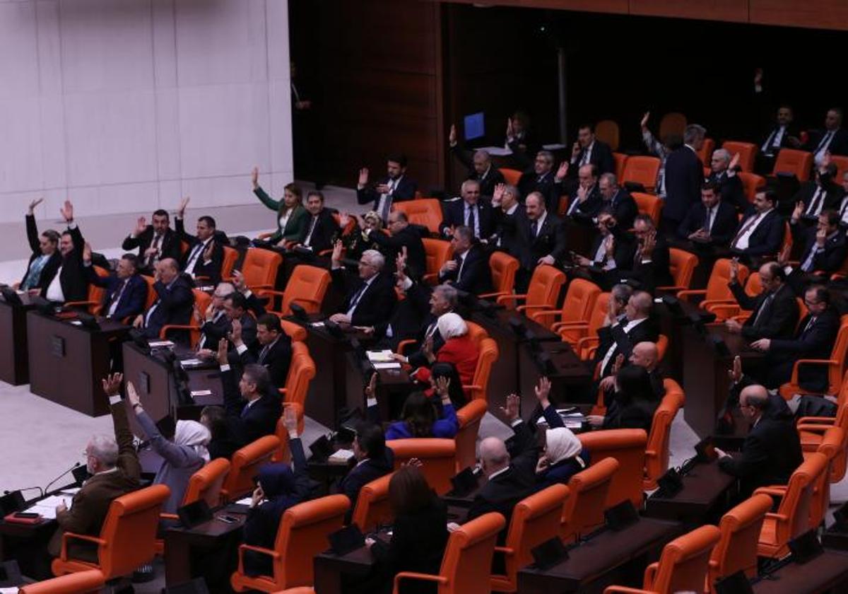 Miembros del Parlamento turco al votar este martes a favor de la adhesión de Suecia a la OTAN.