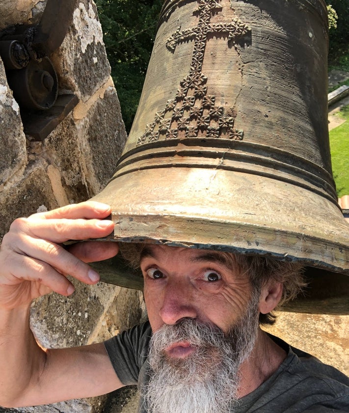 Imagen secundaria 2 - Sobre estas líneas y de arriba abajo, Silverio fotografía una campana del Monasterio de Lerma. Imagen de Santos, el campanero de Barbadillo del Mercado, en Burgos. Y Silverio bromea bajo una campana en una iglesia de Zuia, en Álava