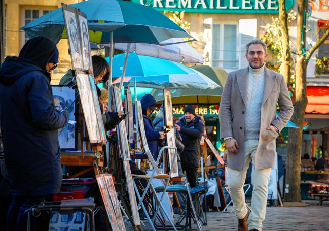 El periodista y escritor Máximo Huerta por las calles de París.