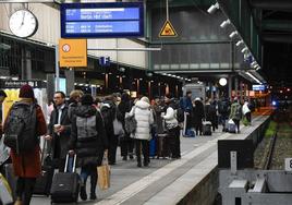 Pasajeros esperan en la estación de tren de Stuttgart en el primer día de huelga de los maquinistas.