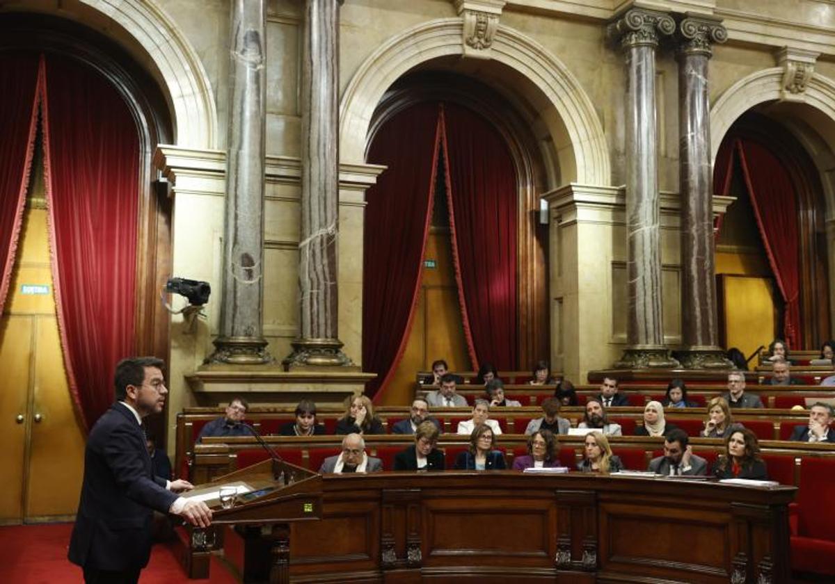 El presidente de la Generalitat, Pere Aragonès, interviene ante el pleno del Parlament.