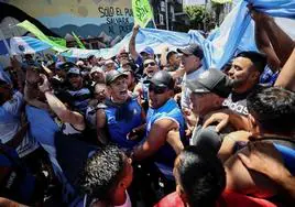 Manifestantes lanzan consignas en una calle de Buenos Aires durante el paro nacional celebrado este miércoles en Argentina.