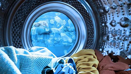 Poner la lavadora contamina: así se evita enviar más plástico al mar