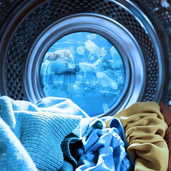 Poner la lavadora contamina: así se evita enviar más plástico al mar