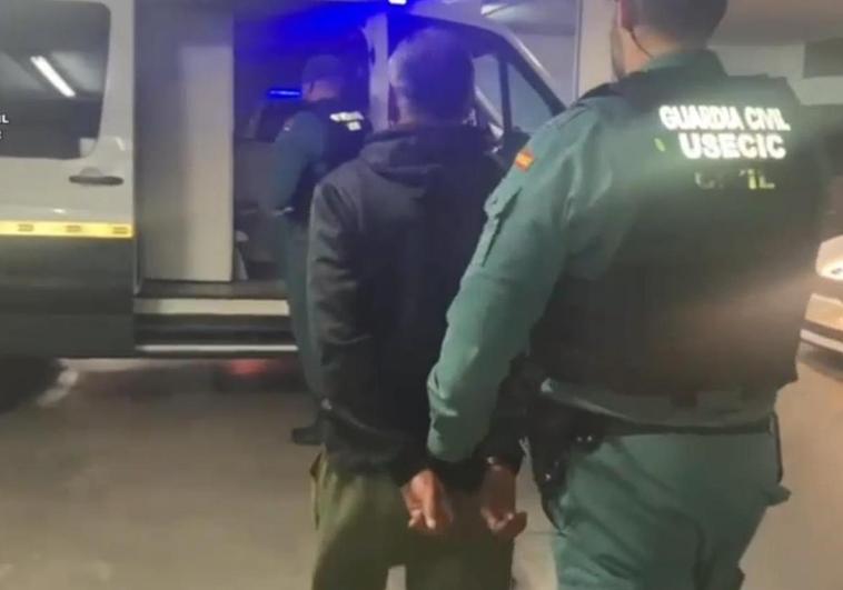 El detenido, trasladado por la Guardia Civil.