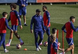 Simeone supervisa el último entrenamiento del Atlético antes de recibir al Sevilla en la Copa del Rey.
