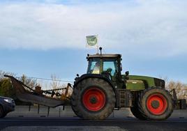 Un agricultor conduce su tractor durante una protesta en la autopista A7, cerca de Orange, en el sur de Francia.