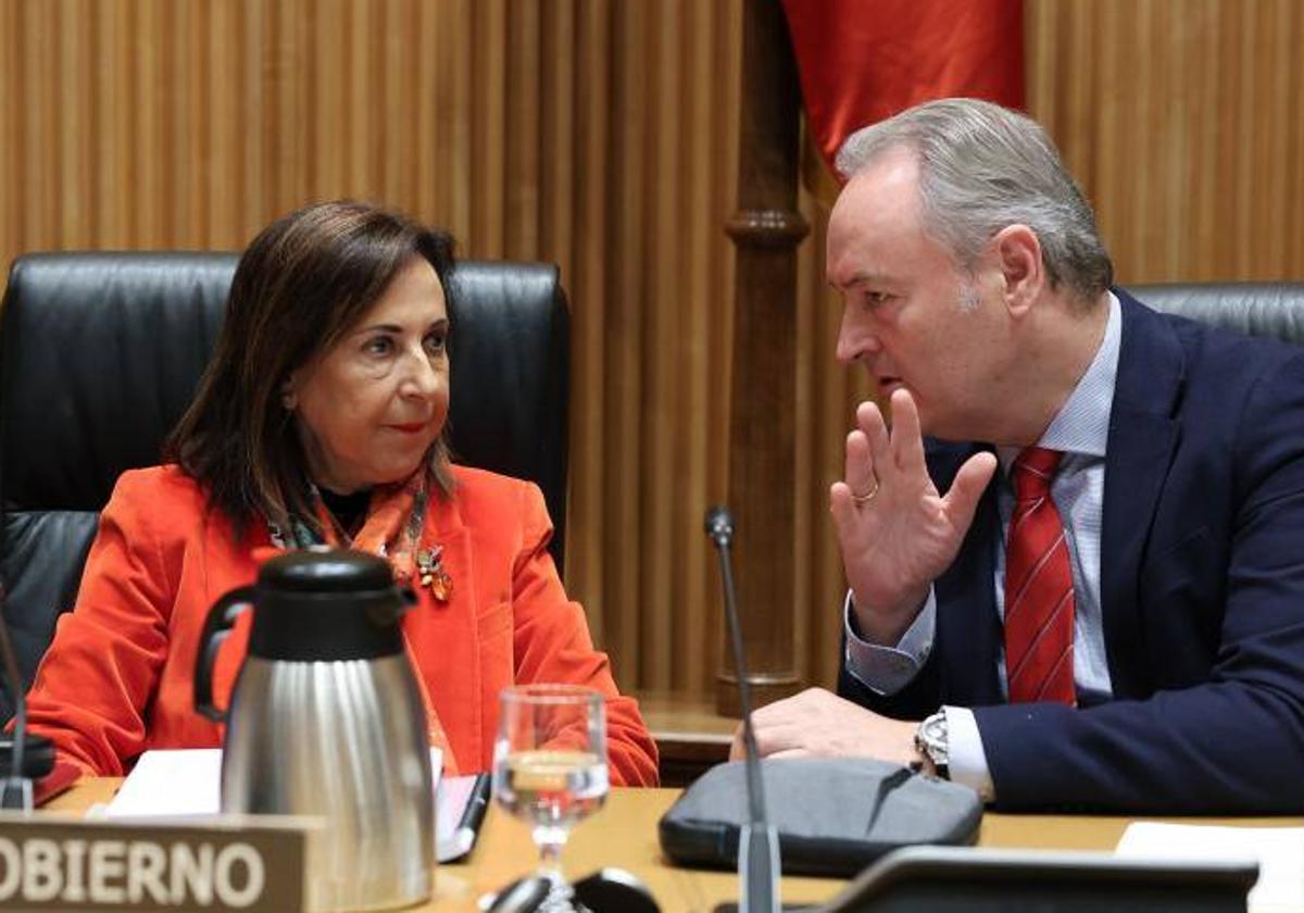 Margarita Robles conversa con Alberto Fabra durante la Comisión de Defensa del Congreos.