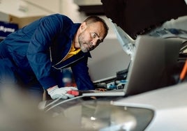 Revisión del coche en el taller