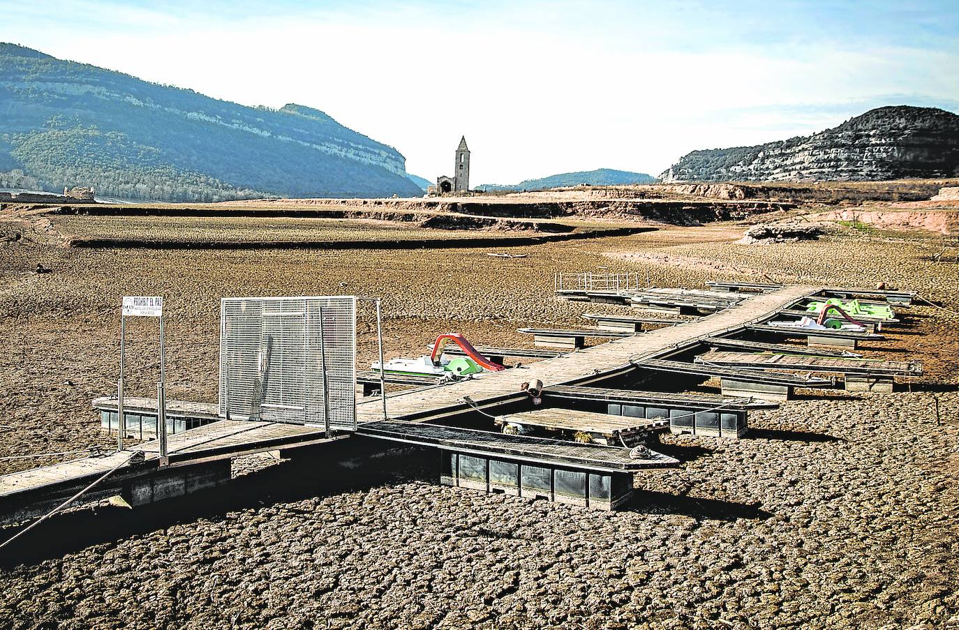 La sequía ha dejado al descubierto los pantalanes del embalse,que casi se ha convertido en atracción turística.