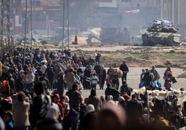 Un tanque israelí avanza por una de las entradas al campo de refugiados de Khan Yunis en Gaza.