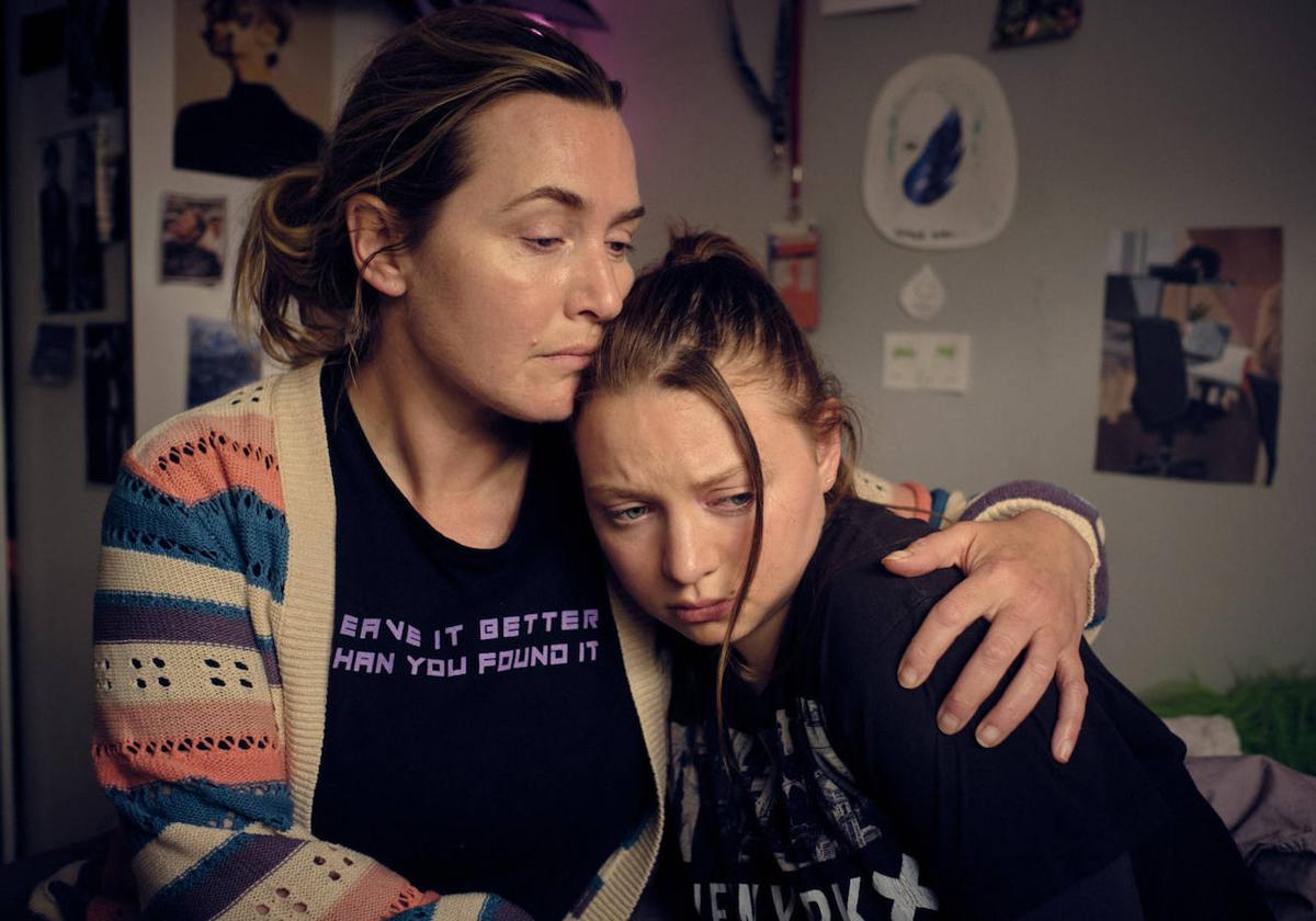 Kate Winslet y Mia Threapleton, en un fotograma de 'I am Ruth'