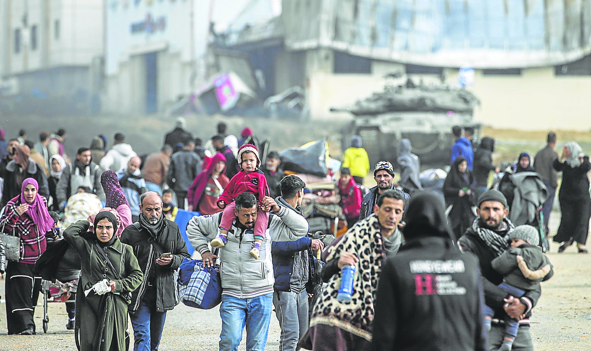 Refugiados en el campo de Khan Younis, bombardeado por Israel.