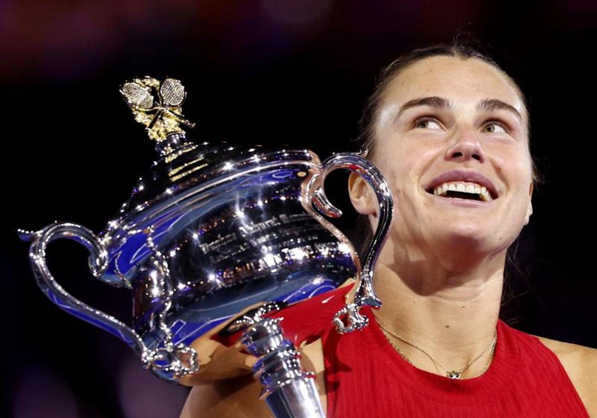 Aryna Sabalenka celebra su título.