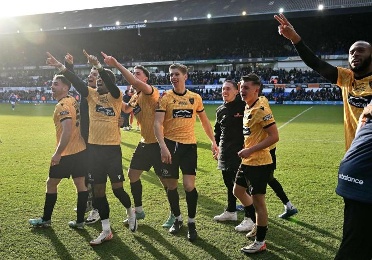 Los jugadores del Maidstone celebran el pase a octavos de la FA Cup.