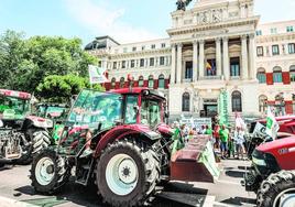 Agricultores realizaron en julio uhna 'tractorada' ante la sede del ministerio.