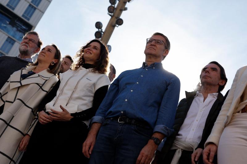 Mariano Rajoy, Cuca Gamarra, Isabel Díaz Ayuso, Feijóo y Aznar en la manifestación de este domingo.