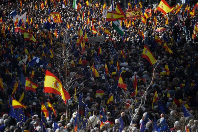 Cientos de personas se manifiestan en Madrid para mostrar el rechazo al pacto Junts-PSOE.