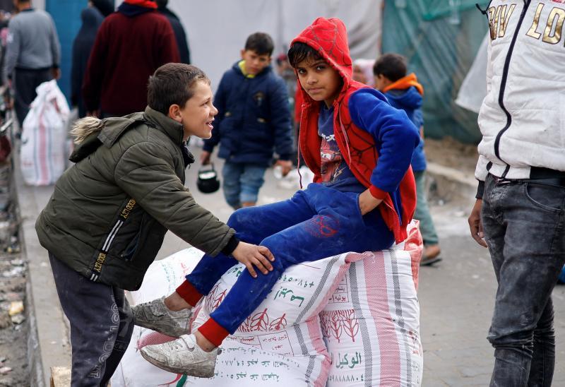 Los sacos de provisiones de la agencia de la ONU son fundamentales en la Franja, donde el 60% de los refugiados depende de la ayuda internacional para comer.