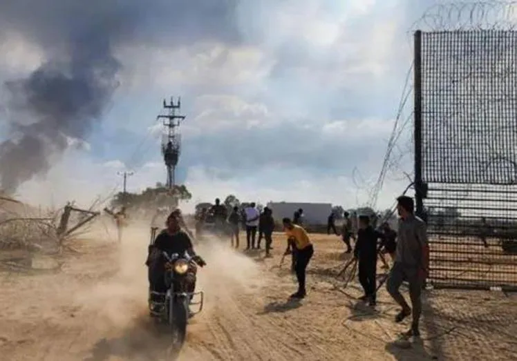 Los milicianos de Hamás entran en territorio israelí tras romper la valla de separación con la Franja.