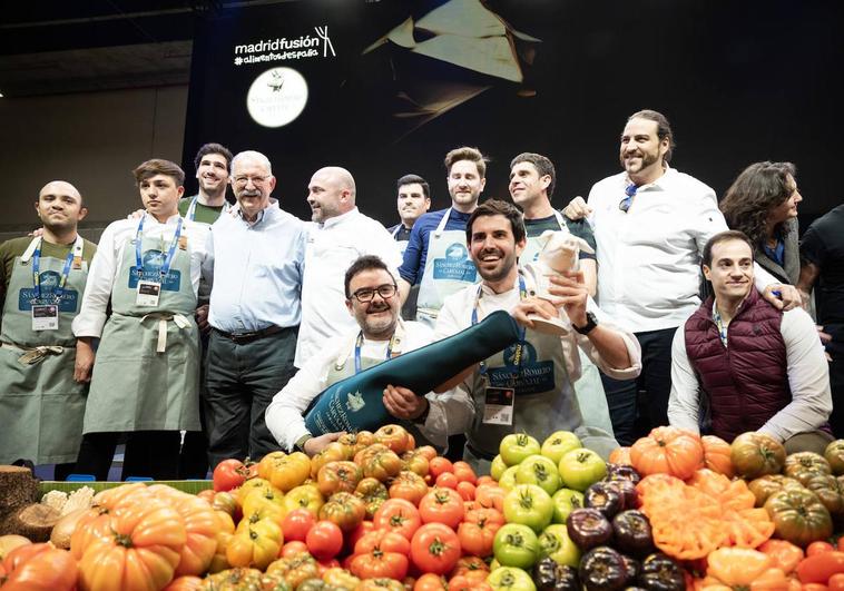 Los ganadores a la mejor croqueta, con otros participantes y miembros del jurado.