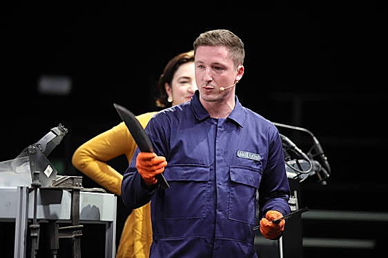 Alatz Bilbao explica cómo fabricó un cuchillo a la manera del siglo XV.