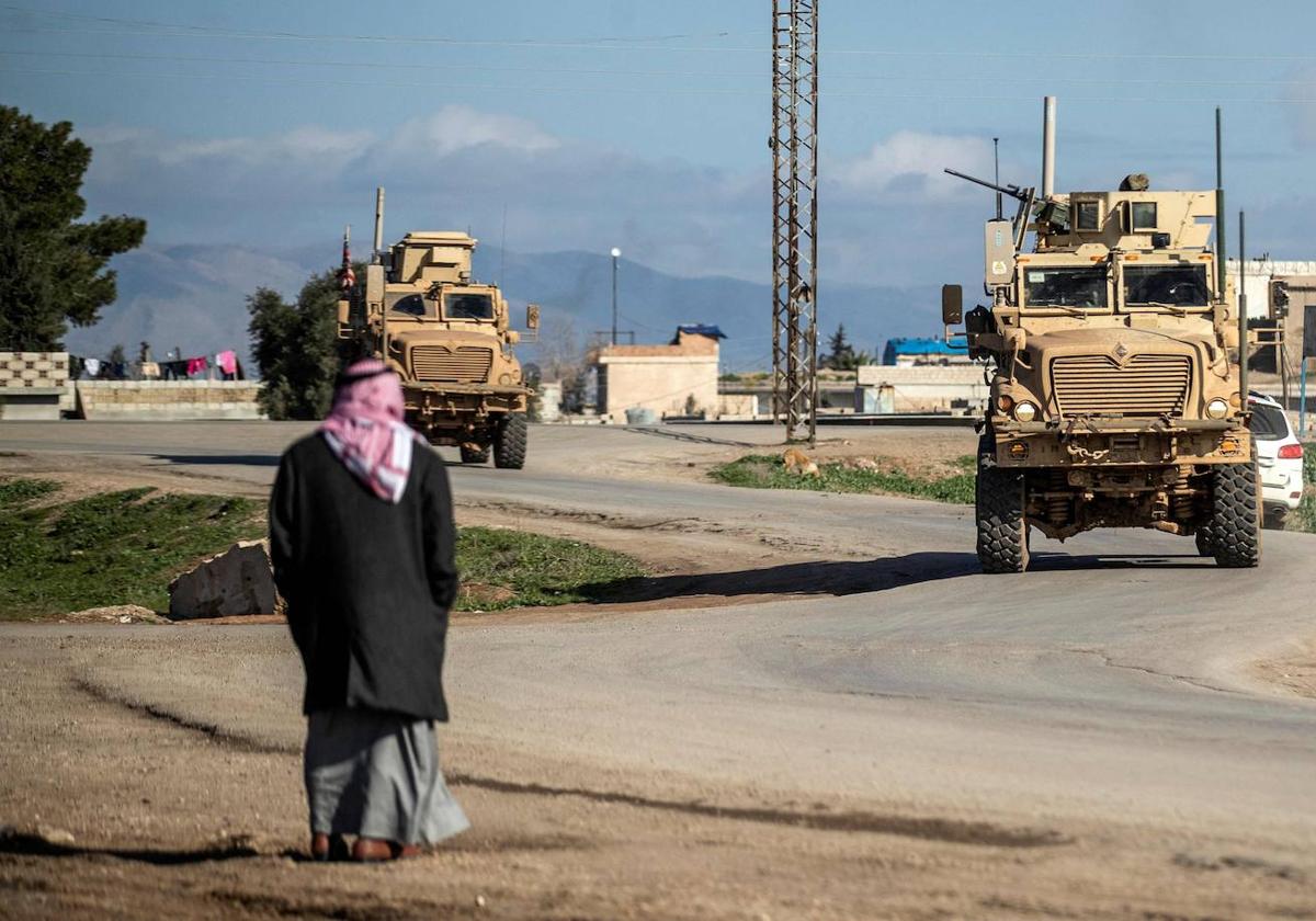 Soldados estadounidenses patrullan la ciudad de Tal Hamis, en el noreste de Siria,