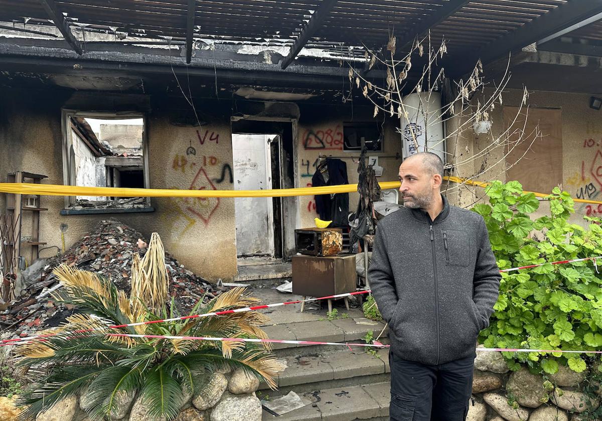 Avichai Brodutch, cuyo familiares fueron liberados durante el alto el fuego, ante una de las casas arrasadas por Hamás en Kfar Aza.