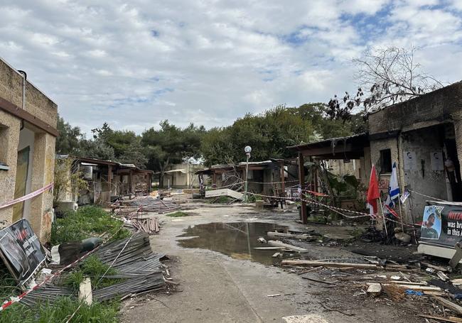 En las calles del kibutz aún queda rastro del desastre que causó Hamás a su paso.