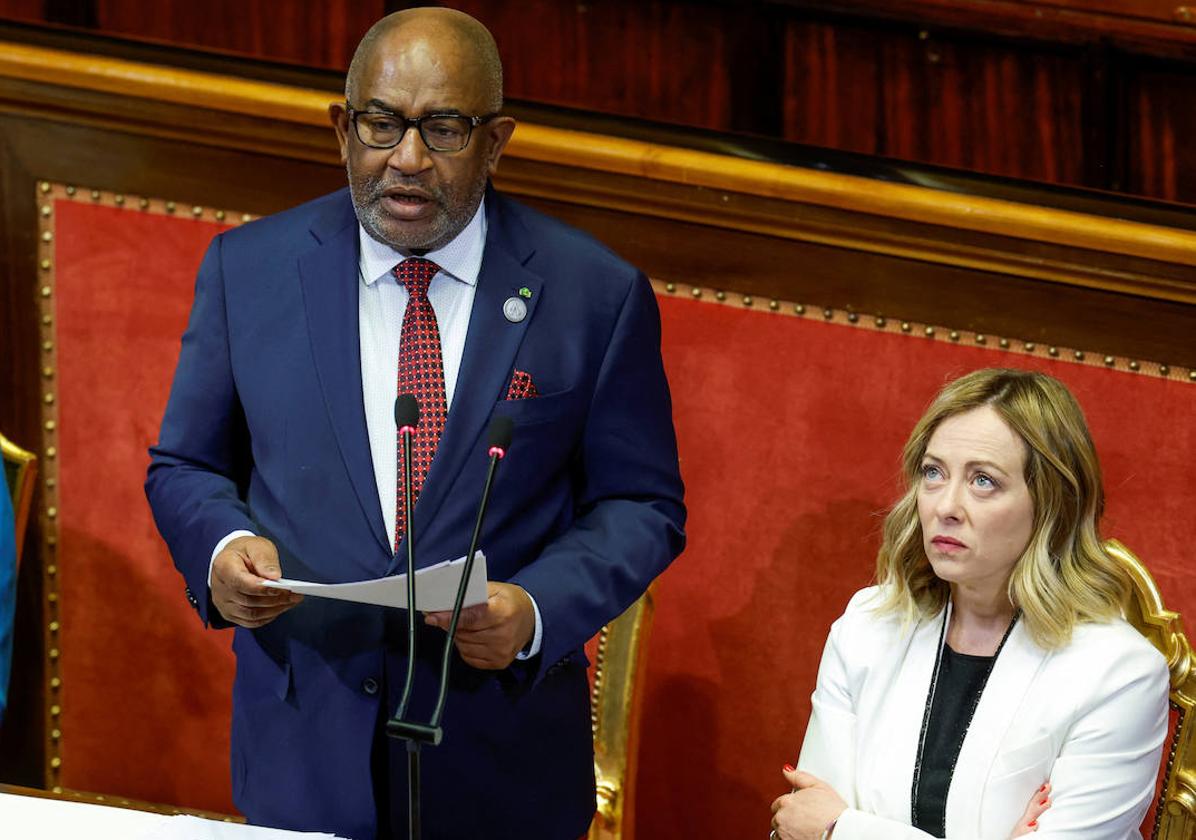 El presidente de la Unión Africana, Azali Assoumani, habla junto a la primera ministra de Italia, Giorgia Meloni.