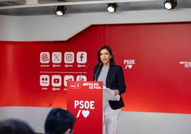 La portavoz del PSOE, Esther Peña, este lunes en una comparecencia en la sede del partido, en Ferraz.
