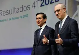 De izquierda a derecha, Carlos Torres, presidente de BBVA y Onur Genç, consejero delegado de la entidad.